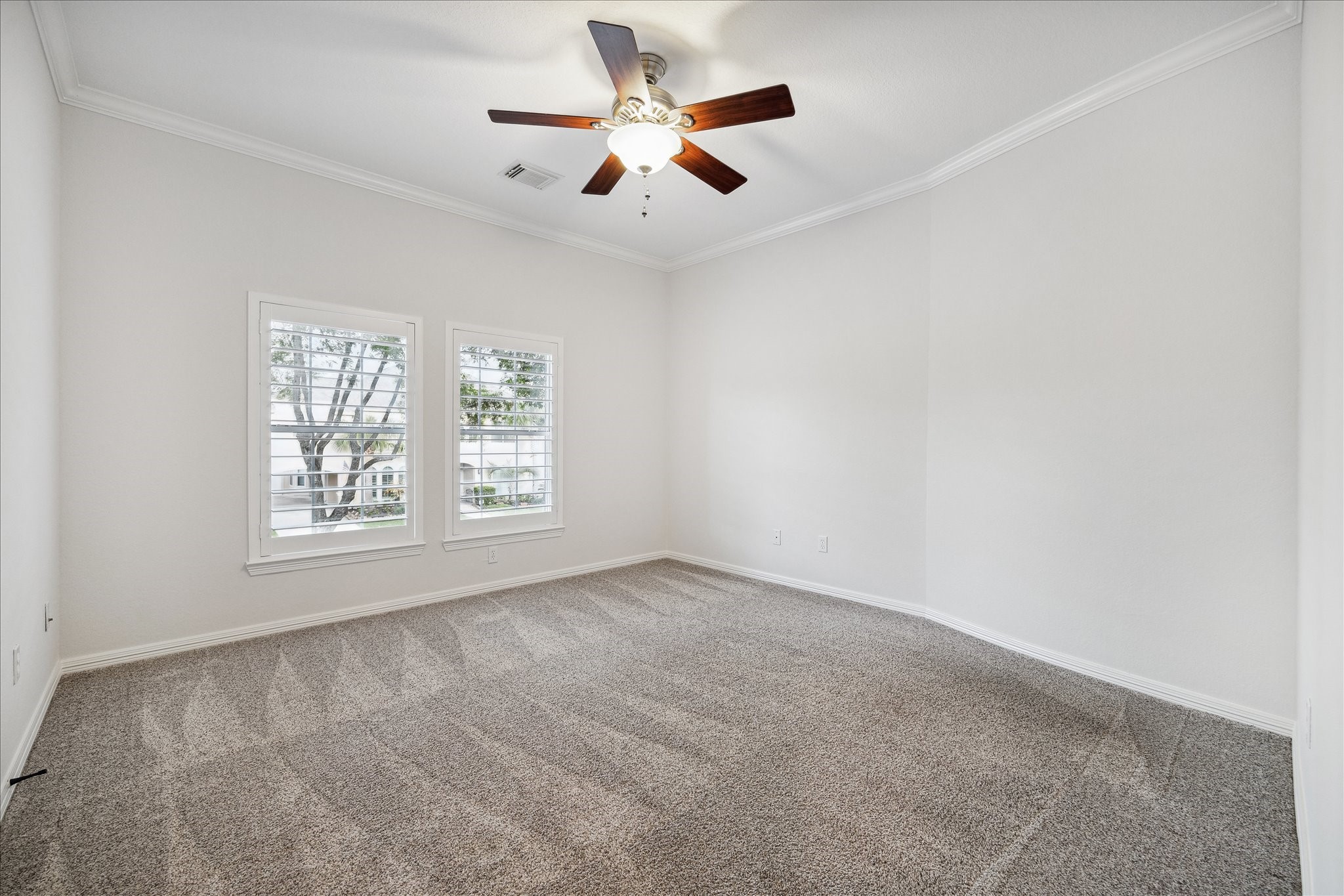 6211 Alameda Point Lane Houston, TX 77041 - Photo 36 of 50 Bright and spacious secondary bedroom with ceiling fan.
