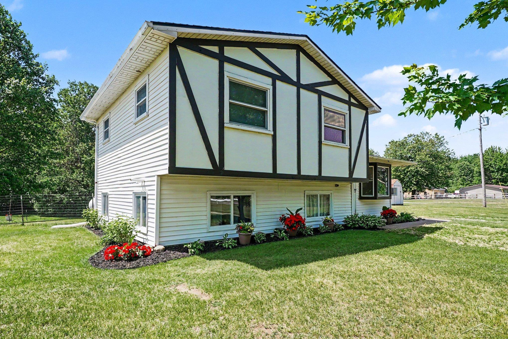 2424 East Shaffer Road Midland, MI 48642 - Photo 2 of 33