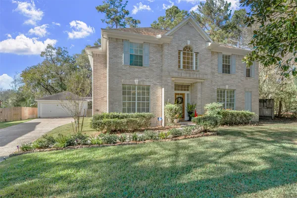 $825,000 | 2 North Chantsong Circle, The Woodlands, TX 77382