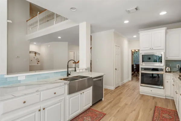 $825,000 | 2 North Chantsong Circle, The Woodlands, TX 77382