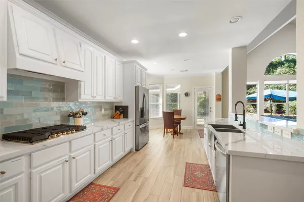 $825,000 | 2 North Chantsong Circle, The Woodlands, TX 77382