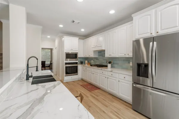 $825,000 | 2 North Chantsong Circle, The Woodlands, TX 77382