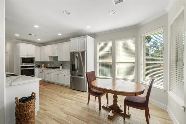 $825,000 | 2 North Chantsong Circle, The Woodlands, TX 77382
