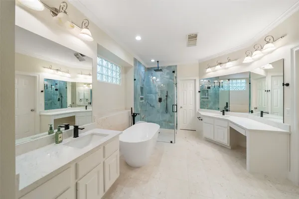 $825,000 | 2 North Chantsong Circle, The Woodlands, TX 77382