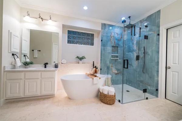 $825,000 | 2 North Chantsong Circle, The Woodlands, TX 77382