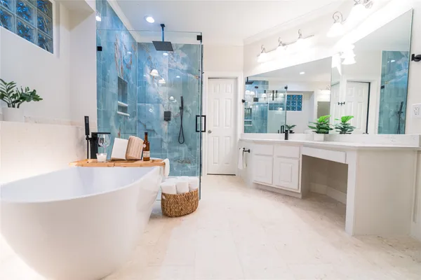 $825,000 | 2 North Chantsong Circle, The Woodlands, TX 77382