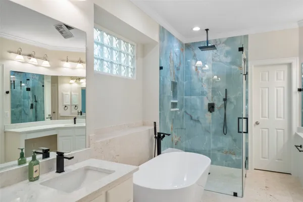 $825,000 | 2 North Chantsong Circle, The Woodlands, TX 77382