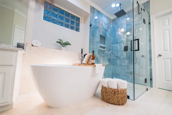 $825,000 | 2 North Chantsong Circle, The Woodlands, TX 77382