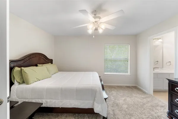 $825,000 | 2 North Chantsong Circle, The Woodlands, TX 77382