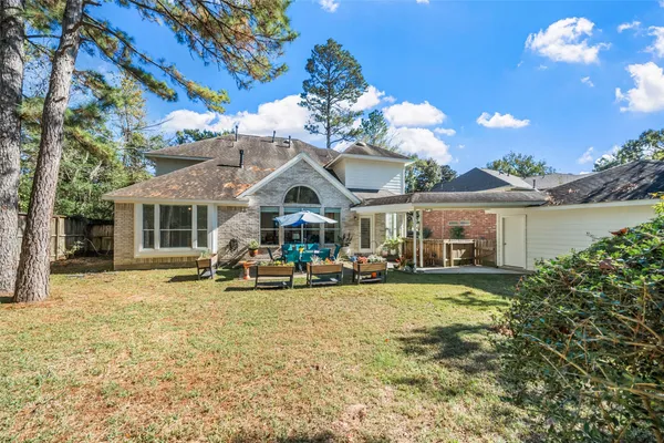 $825,000 | 2 North Chantsong Circle, The Woodlands, TX 77382