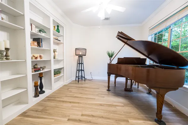 $825,000 | 2 North Chantsong Circle, The Woodlands, TX 77382