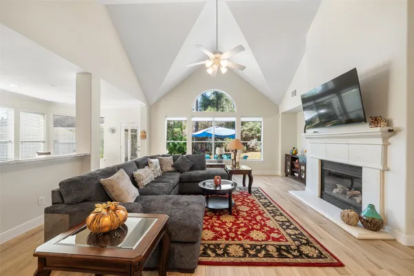 $825,000 | 2 North Chantsong Circle, The Woodlands, TX 77382