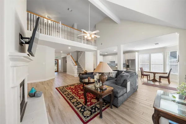 $825,000 | 2 North Chantsong Circle, The Woodlands, TX 77382
