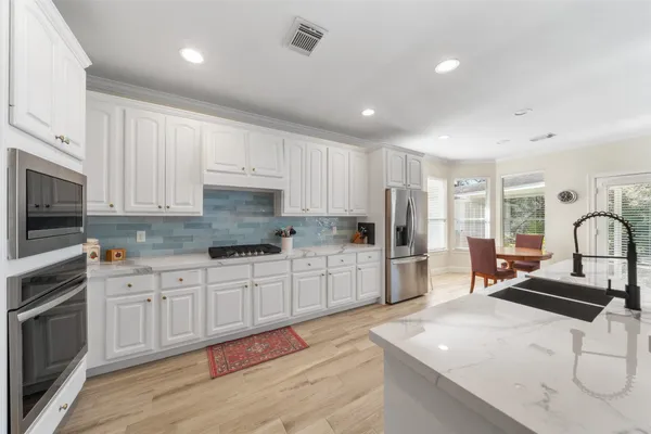 $825,000 | 2 North Chantsong Circle, The Woodlands, TX 77382