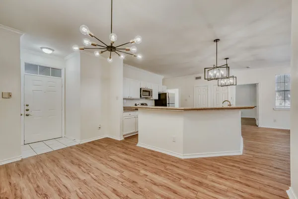 $1,700 | 6804 North Capital Of Texas Highway, Unit 313, Austin, TX 78731