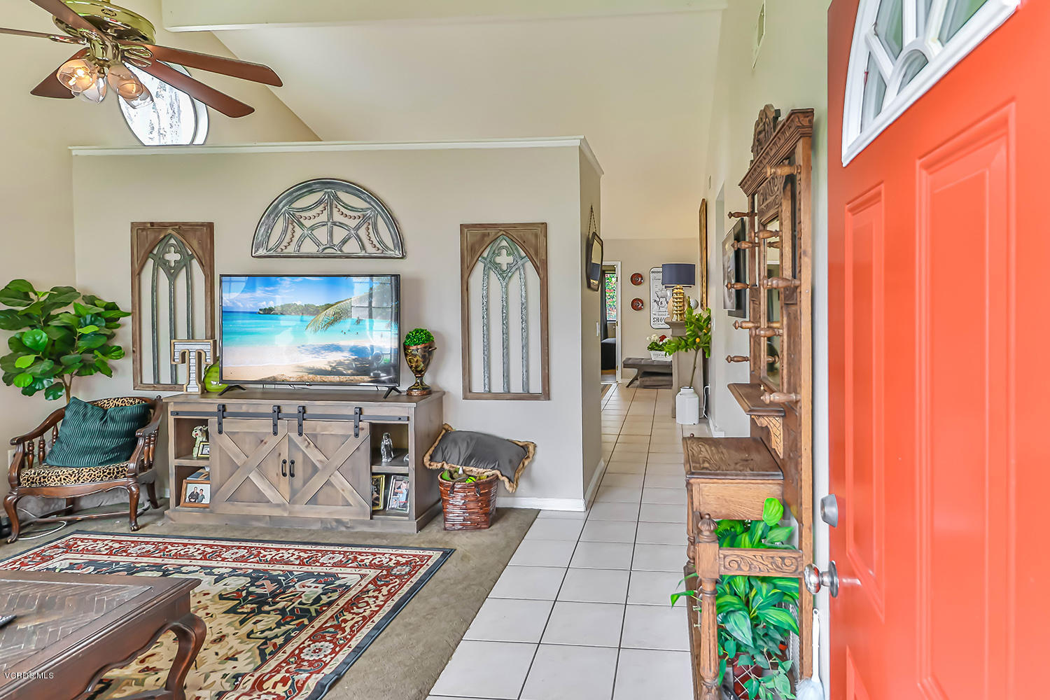 29323 Plymouth Road Castaic, CA 91384 - Photo 5 of 34 bEntry and Living1