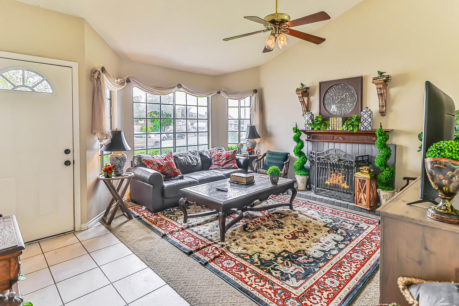 29323 Plymouth Road Castaic, CA 91384 - Photo 6 of 34 bEntry and Living2