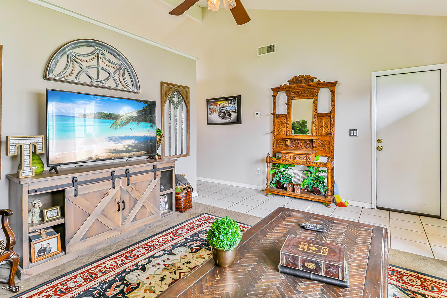29323 Plymouth Road Castaic, CA 91384 - Photo 7 of 34 bEntry and Living3