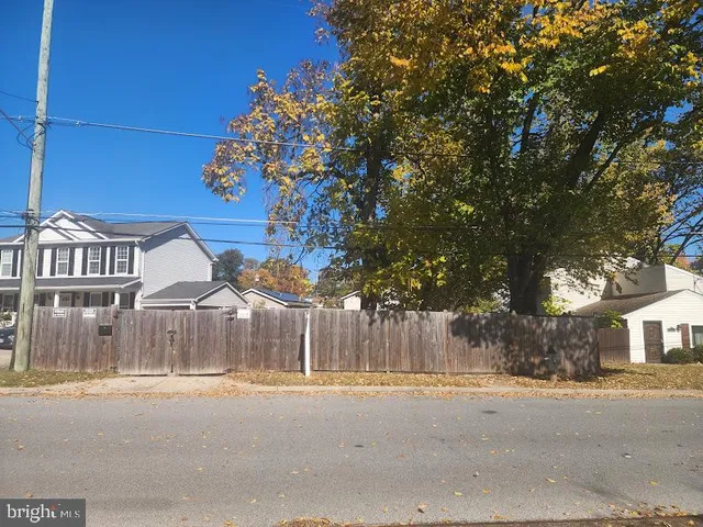 a view of a yard with a tree
