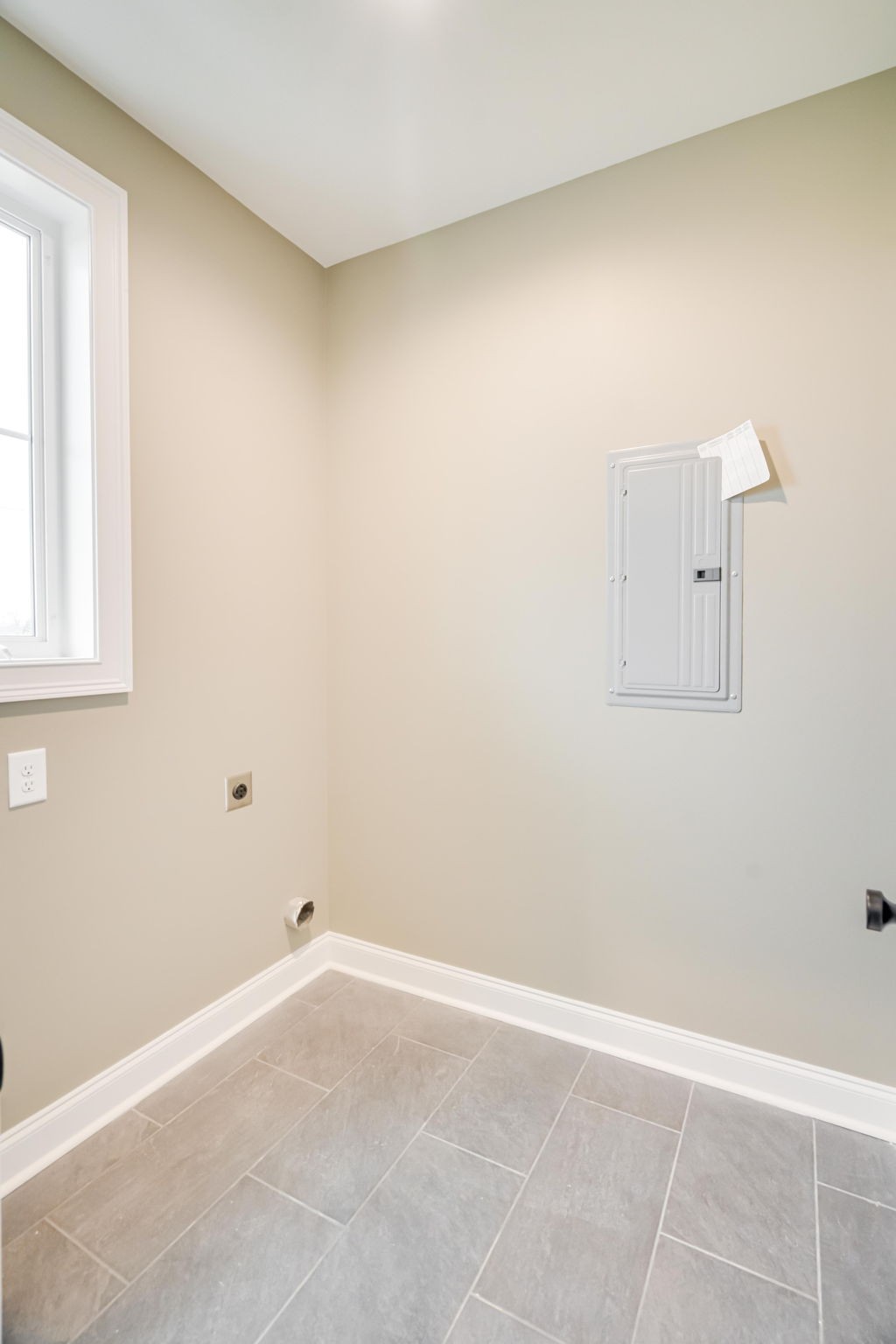 2235 Alvin Head Road Springfield, TN 37172 - Photo 26 of 31 an empty room with windows
