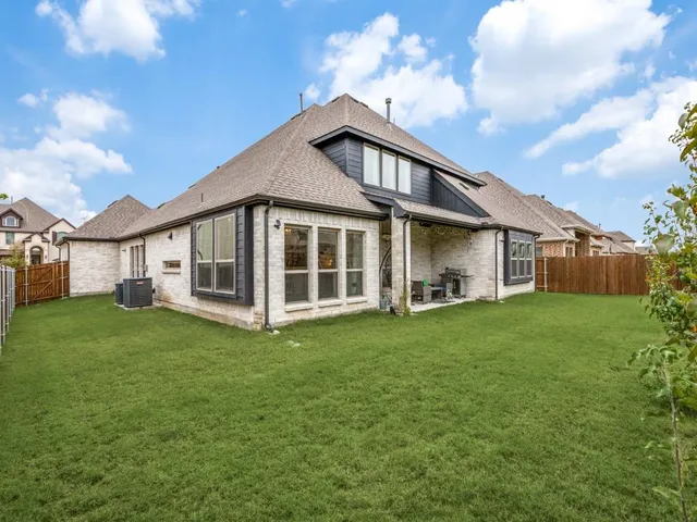 a view of a yard in front of house