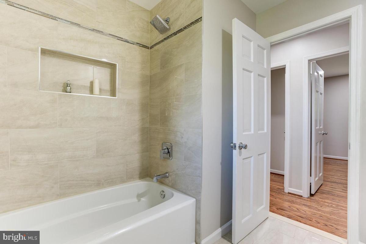 7504 Rockwood Road Frederick, MD 21702 - Photo 23 of 57 Tub/Shower combo