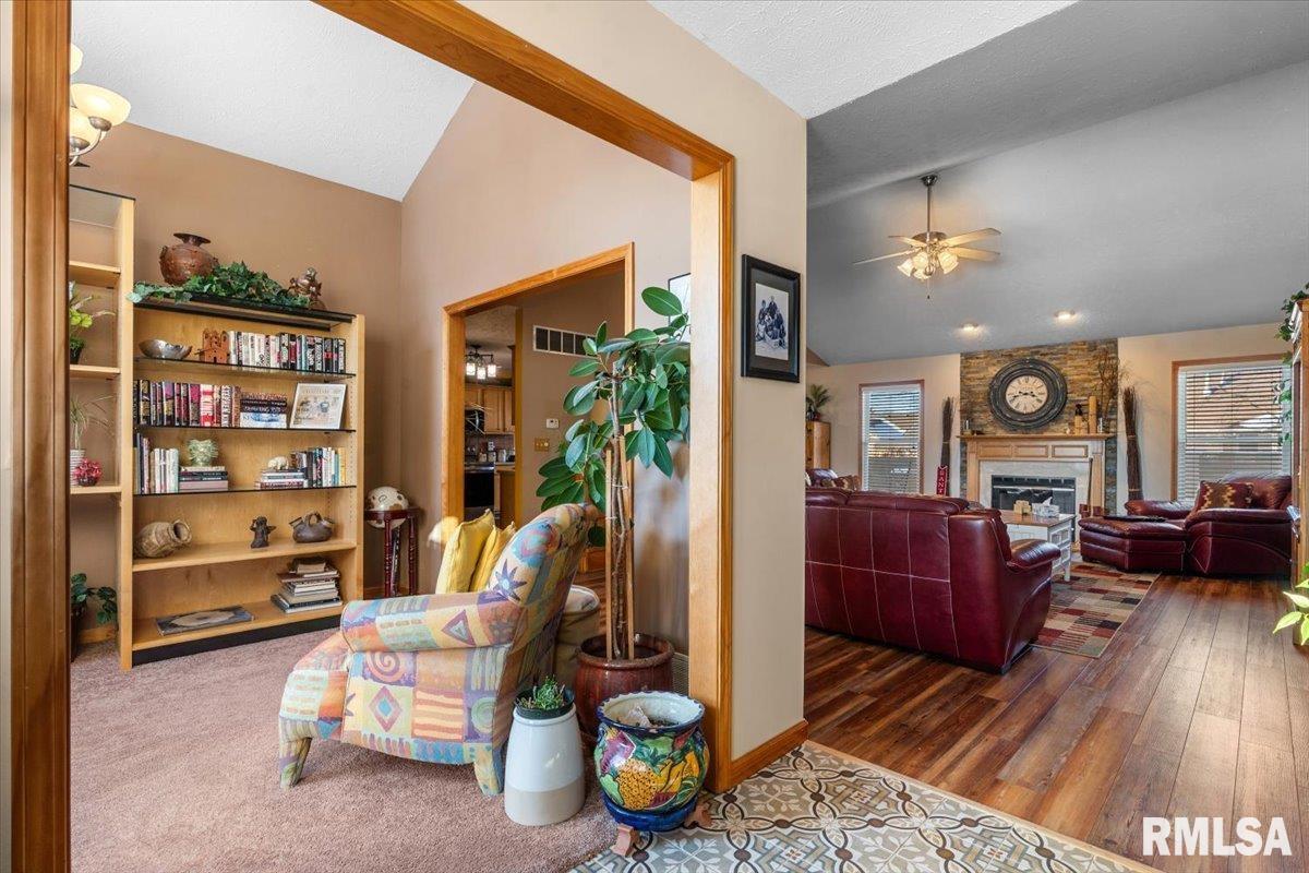 1017 Post Road Springfield, IL 62712 - Photo 4 of 37