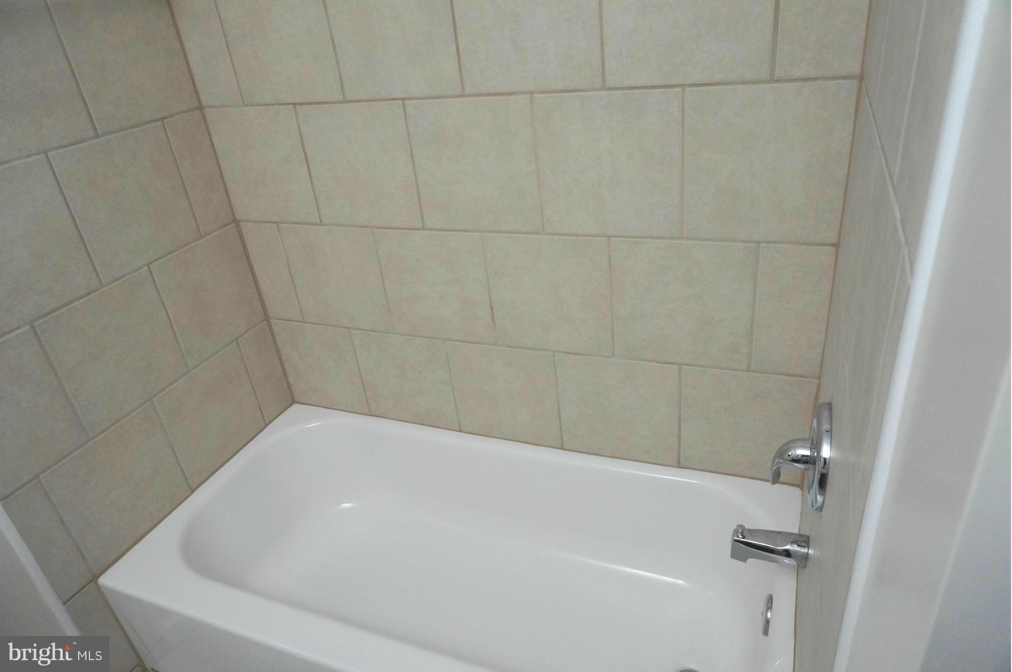 2011 Ormand Road Baltimore, MD 21222 - Photo 14 of 28 a bathroom with a bathtub