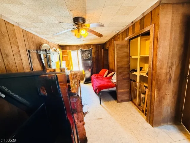 a view of a livingroom with furniture and a ceiling fan
