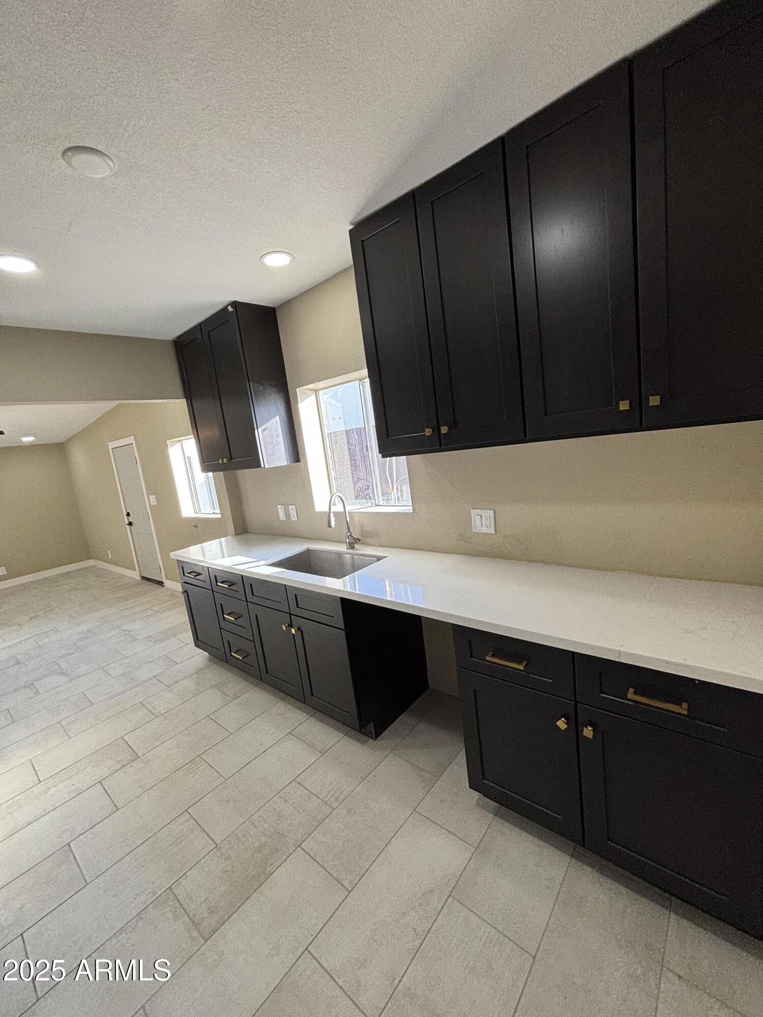 1044 East Whitton Avenue, Unit FRONT Phoenix, AZ 85014 - Photo 5 of 53 IMG_2407