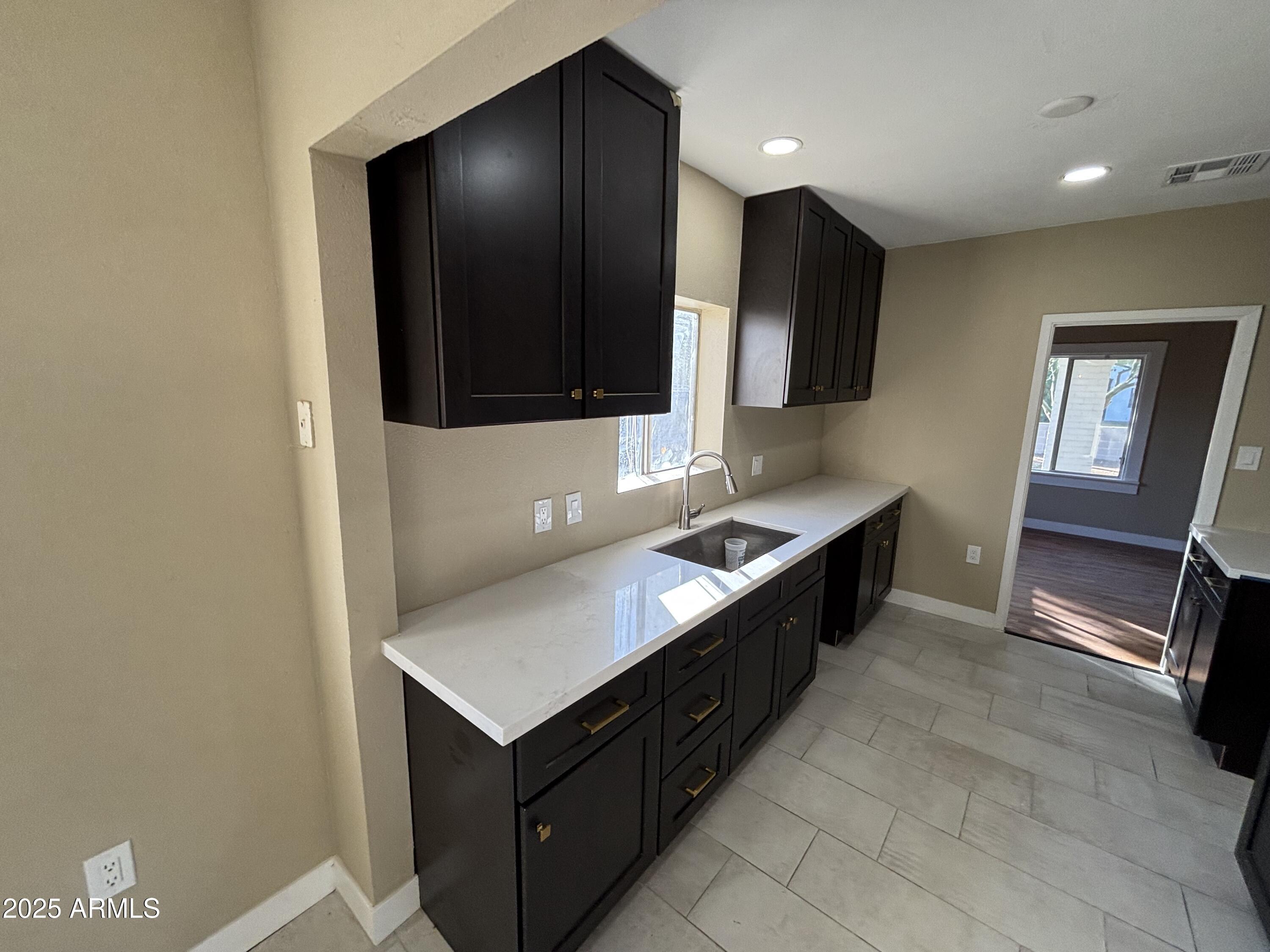 1044 East Whitton Avenue, Unit FRONT Phoenix, AZ 85014 - Photo 10 of 53 IMG_2400