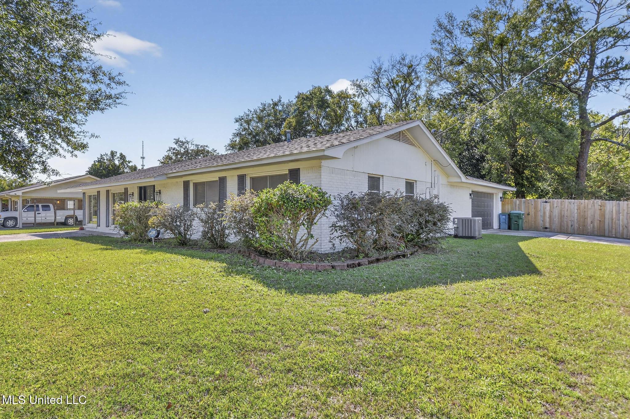 100 Hunter Drive Ocean Springs, MS 39564 - Photo 2 of 67 002