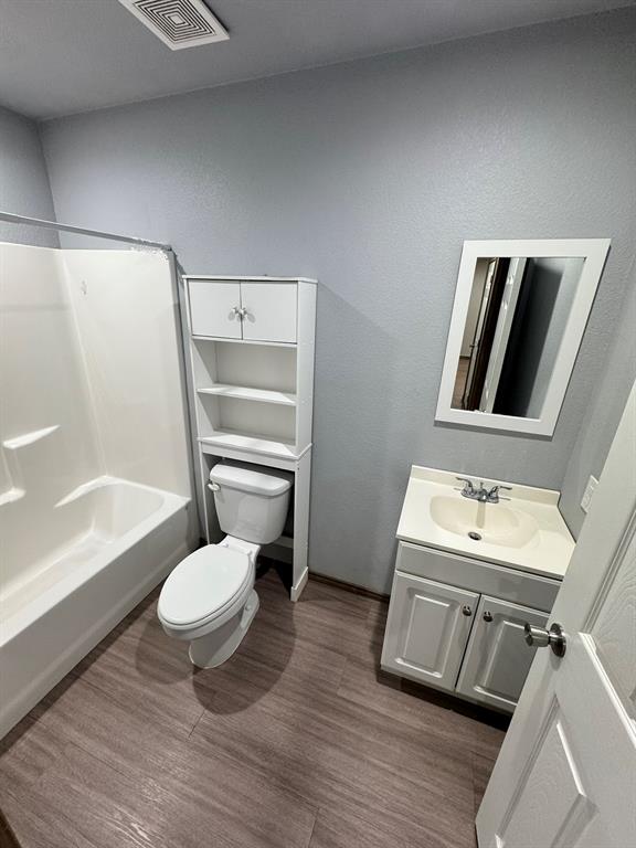 462 Derrs Chapel Road Italy, TX 76651 - Photo 13 of 19 Bathroom at the end of the hallway