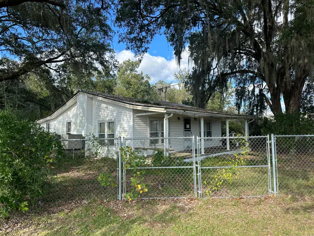 a view of a house with backyard