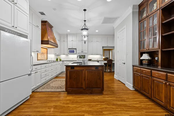 $864,000 | 1360 East Main Street, Henderson, TX 75652