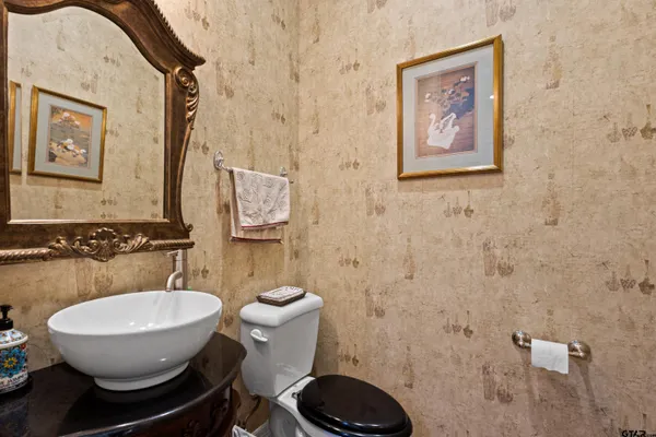 $864,000 | 1360 East Main Street, Henderson, TX 75652