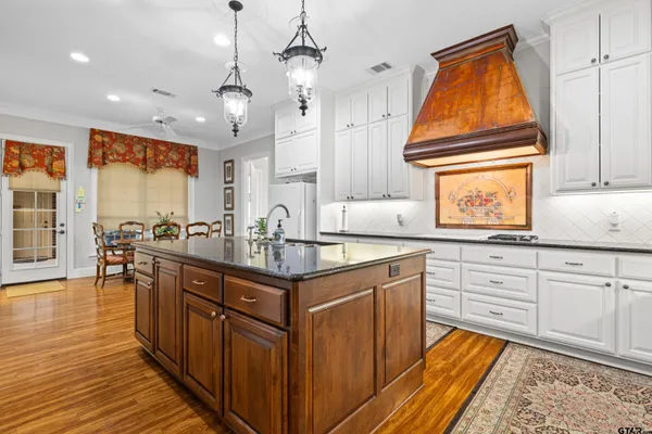 $864,000 | 1360 East Main Street, Henderson, TX 75652