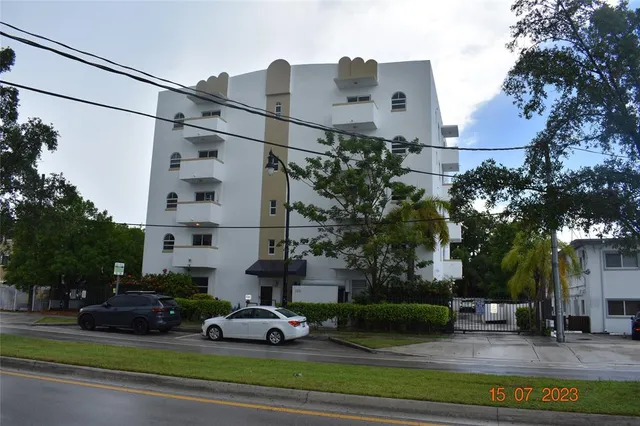 $1,900 | 3051 Southwest 27th Avenue, Unit 204, Miami, FL 33133