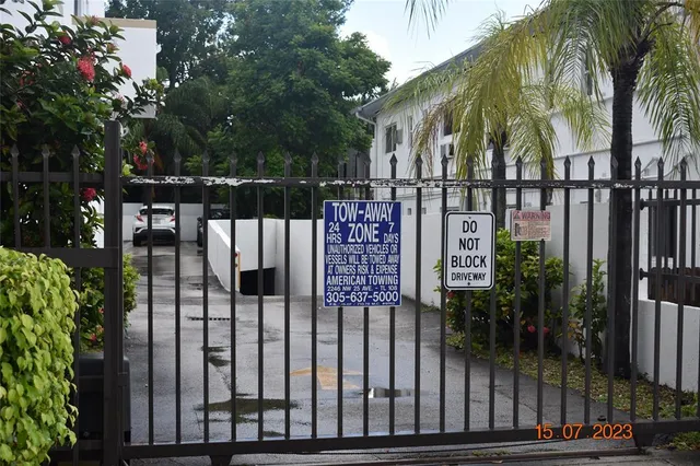 $1,900 | 3051 Southwest 27th Avenue, Unit 204, Miami, FL 33133