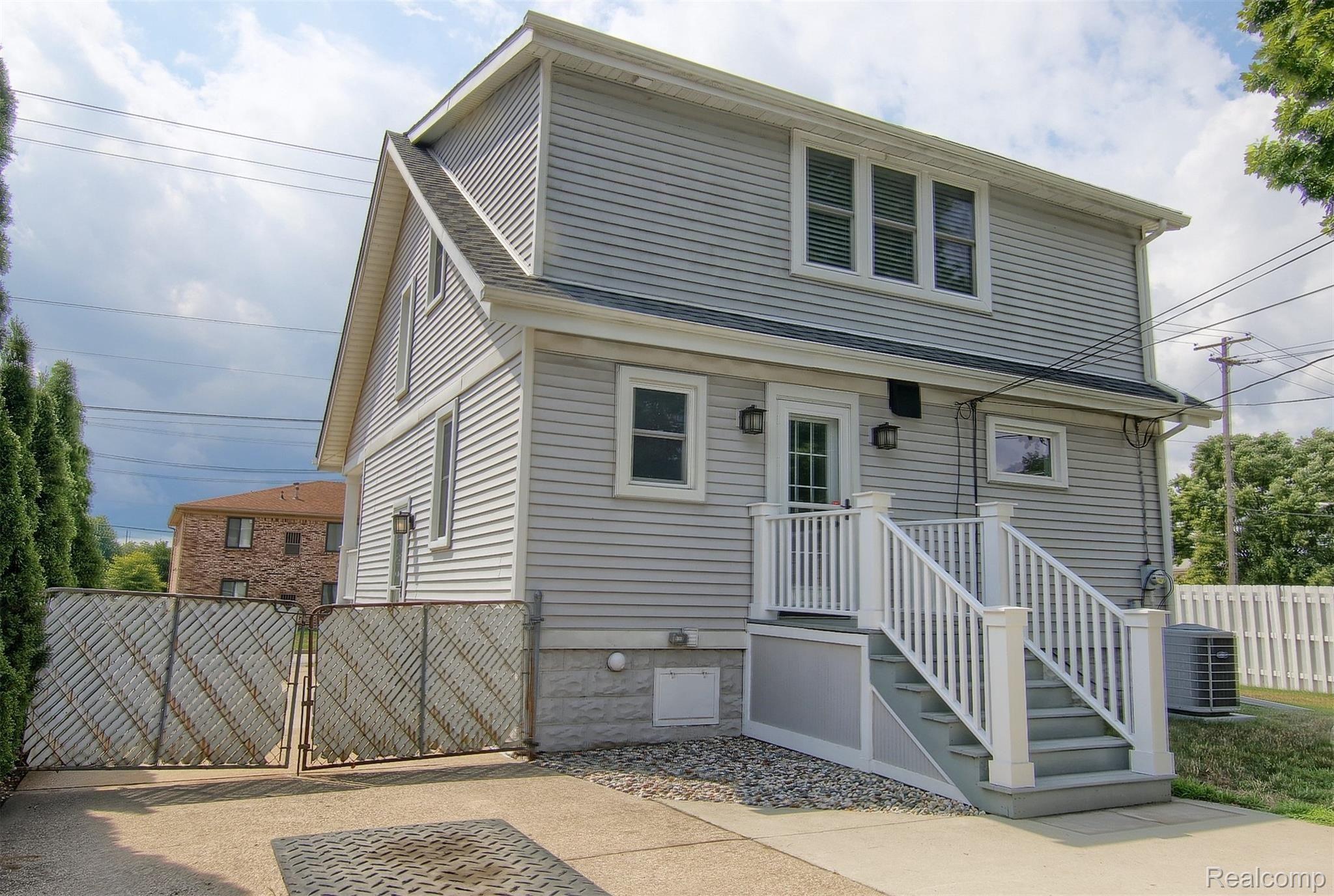 550 Goddard Road Wyandotte, MI 48192 - Photo 27 of 29 27-Rear 2nd View.jpg