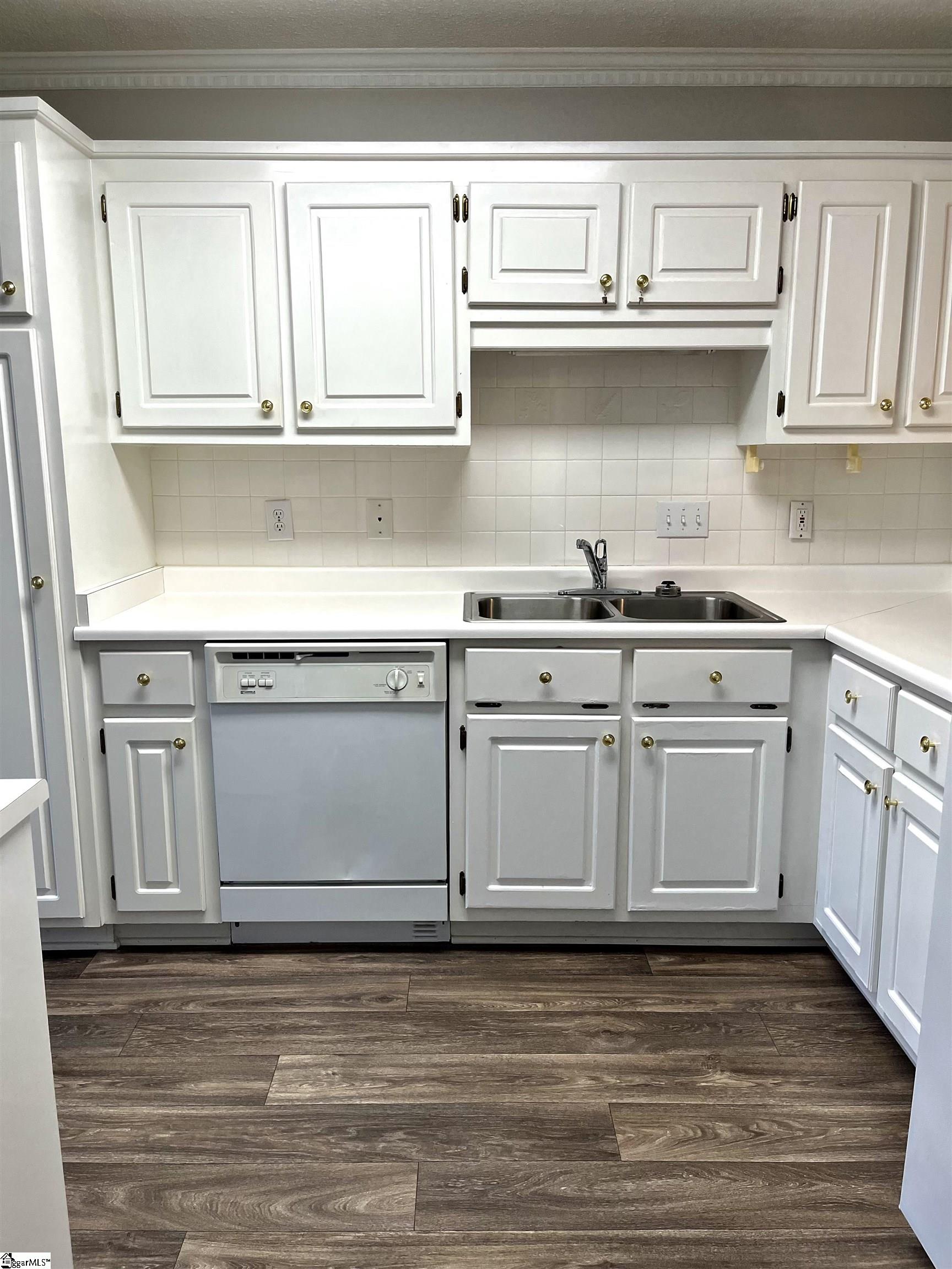 419 East Butler Road, Unit 7 Mauldin, SC 29662 - Photo 4 of 15 Kitchen area with great vinyl wood floor.