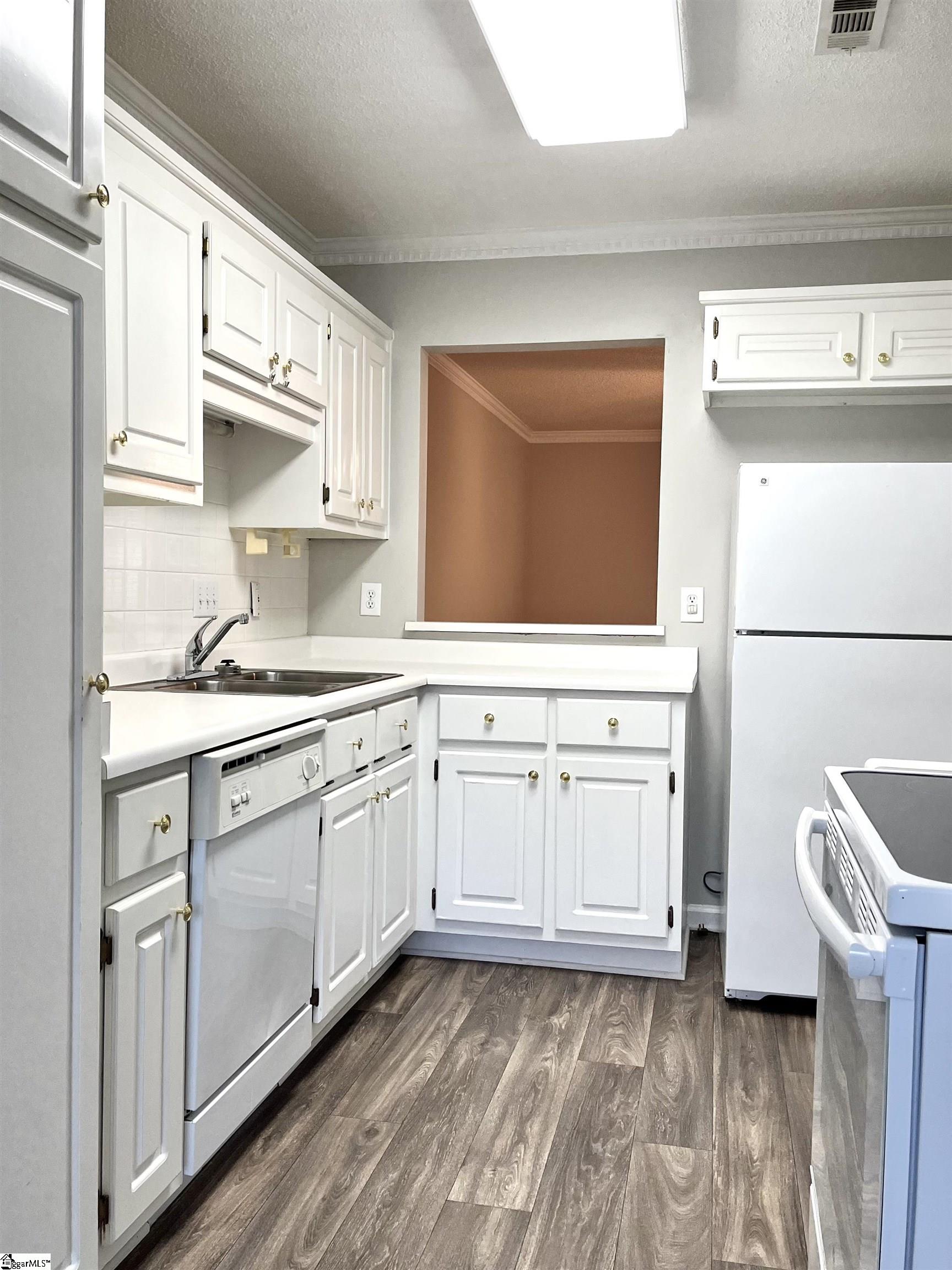419 East Butler Road, Unit 7 Mauldin, SC 29662 - Photo 5 of 15 Refrigerator & Stove stays with townhouse.