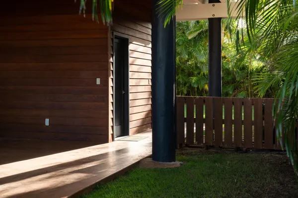 a view of a backyard