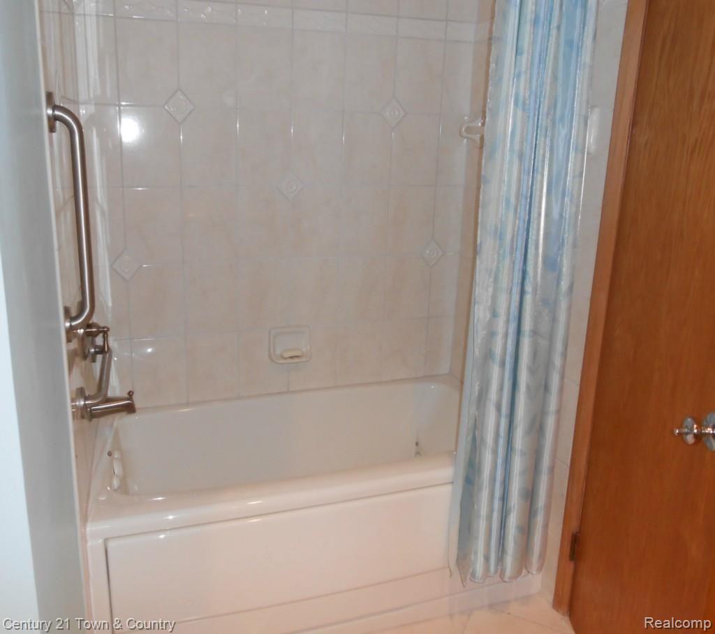 685 Lynndale Court Rochester, MI 48309 - Photo 29 of 56 Hall Bath 2.jpg