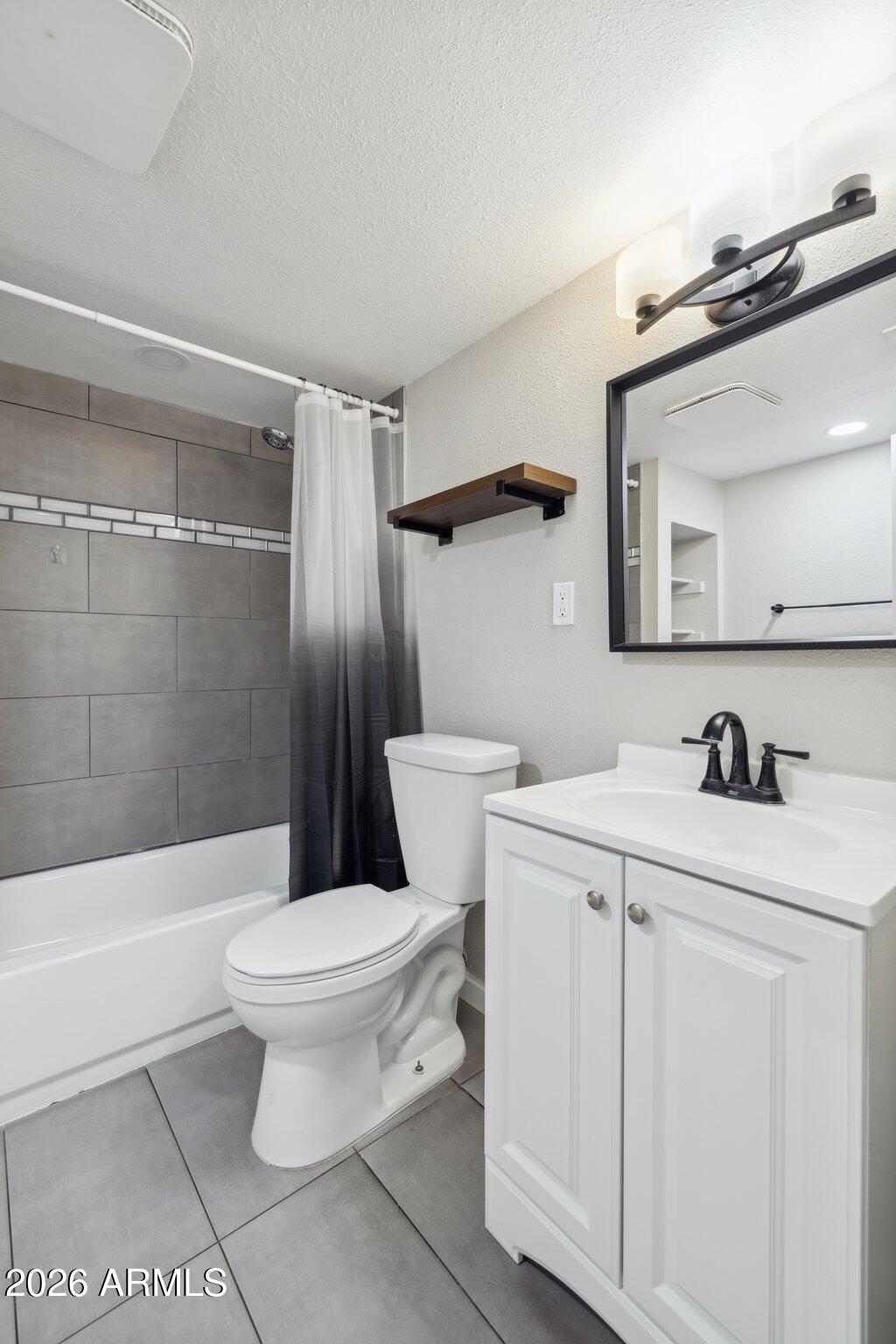 13002 North 28th Place Phoenix, AZ 85032 - Photo 28 of 42 a bathroom with a toilet a sink and a bathtub