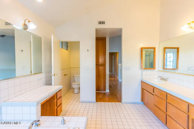 $899,000 | 23132 Posada Drive, Santa Clarita, CA 91354