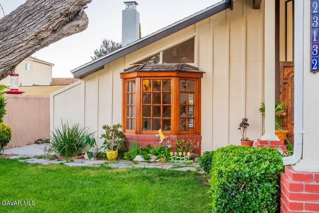 $899,000 | 23132 Posada Drive, Santa Clarita, CA 91354