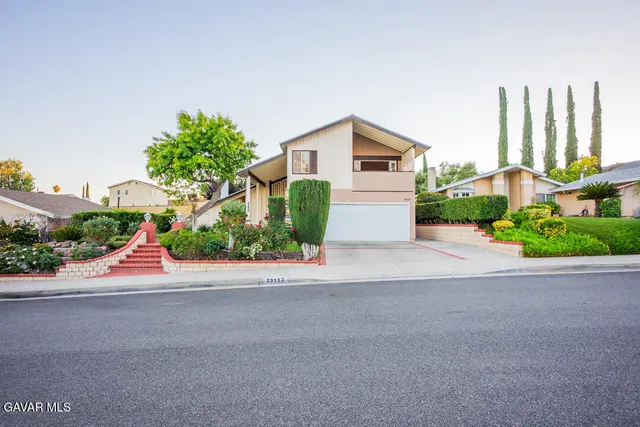 $899,000 | 23132 Posada Drive, Santa Clarita, CA 91354