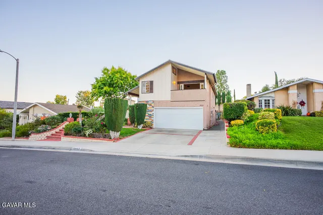 $899,000 | 23132 Posada Drive, Santa Clarita, CA 91354