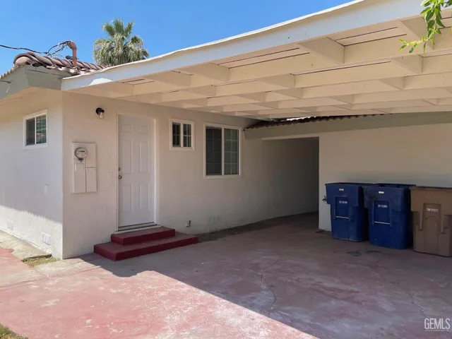 a view of a big room with closet